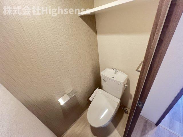 トイレ　落ち着いた色調のトイレです