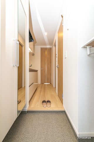 玄関　写真は同じ建築会社の近い間取りのものです。参考にご覧下さい。