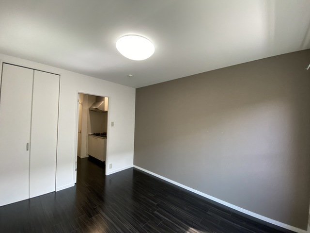 居室・リビング　ダークブラウンの床で大人のモテ部屋を演出