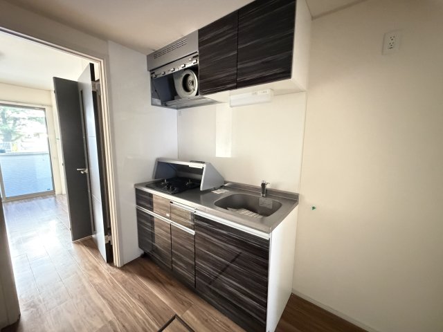 キッチン　同型タイプの写真です。色が異なる場合があります。