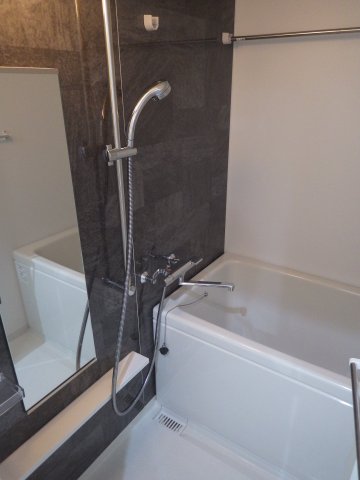 バス・シャワールーム　同型タイプの写真です。色が異なる場合があります。