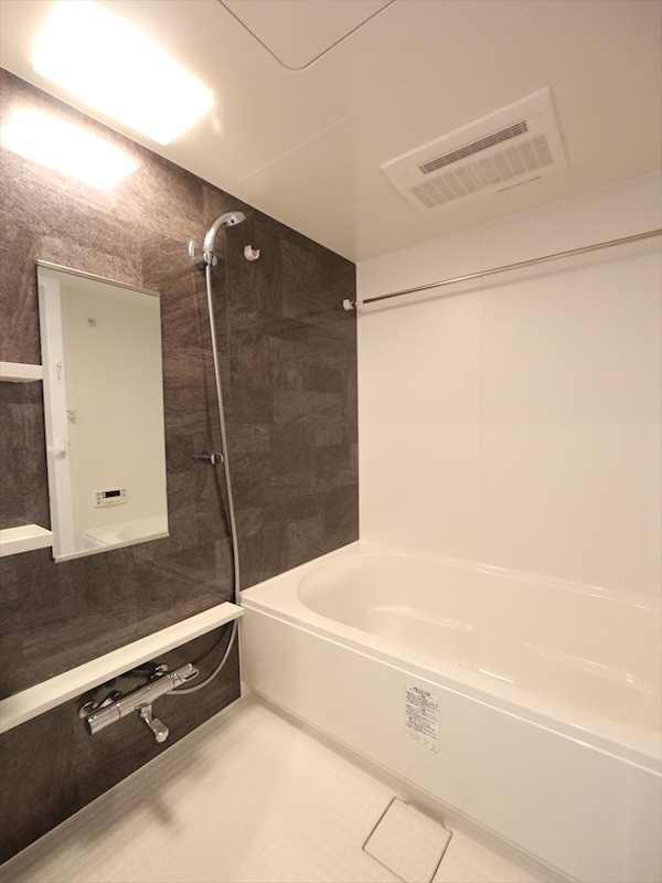 バス・シャワールーム　浴室暖房乾燥機付　追い焚き・オートバス機能付お風呂