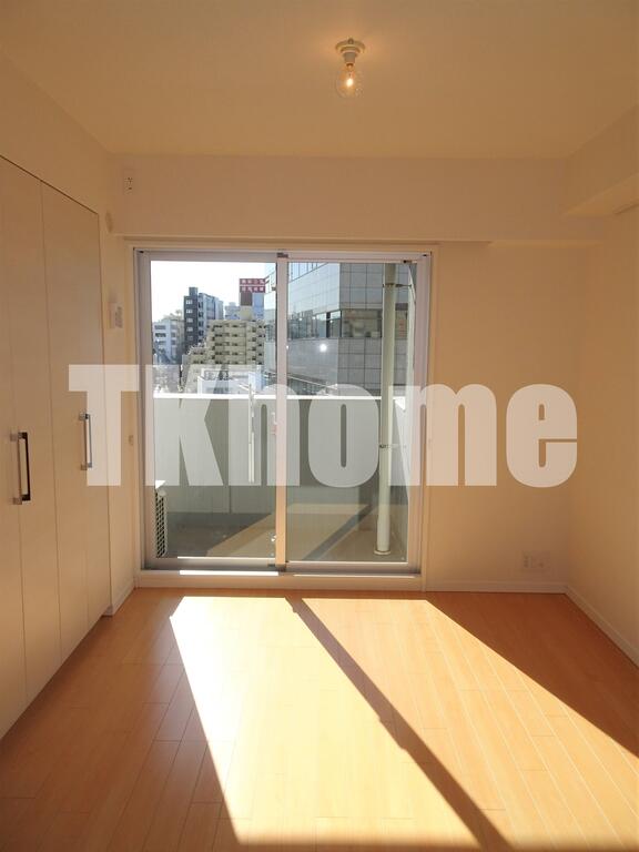 その他　バルコニーに面した明るい洋室です