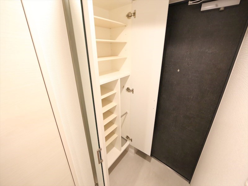 玄関　玄関　シューズボックス付（収納充実してます）