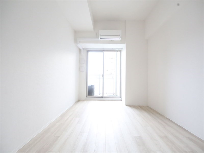 バルコニー　洋室8.1帖　エアコン完備　クローゼット付　バルコニー