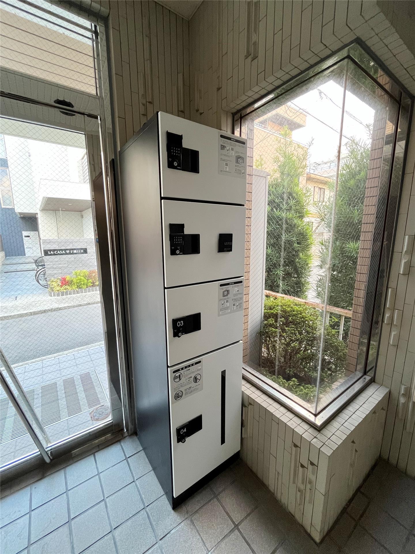 ロビー　宅配ボックス