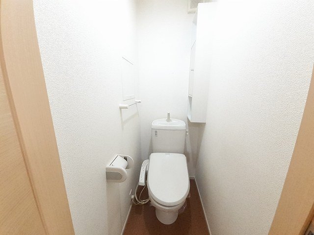 トイレ　落ち着いた色調のトイレです