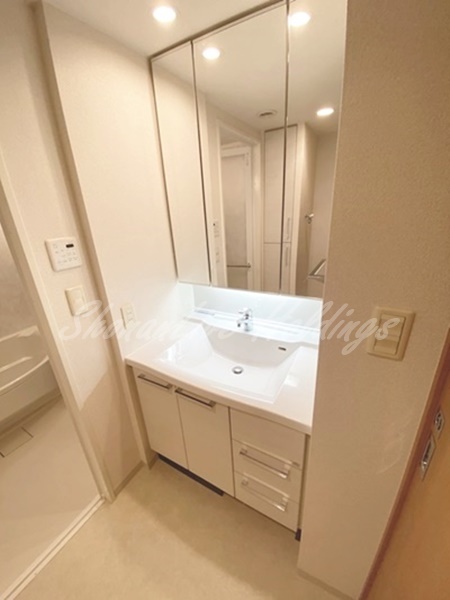 洗面設備　明るい洗面所です