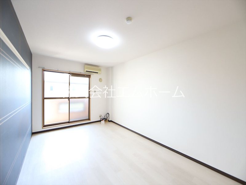 居室・リビング　洋室8.9帖　エアコン　南面バルコニー