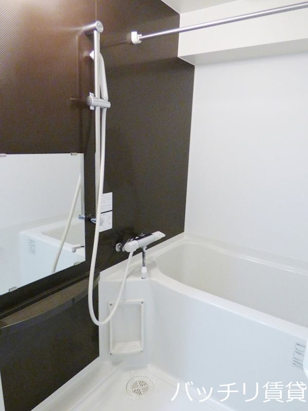 バス・シャワールーム　別号室タイプの為、現状を優先いたします