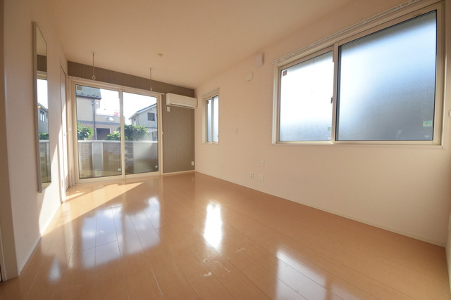 居室・リビング　～明るい２め３面採光です～