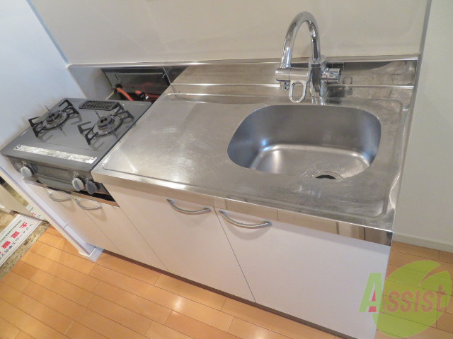 キッチン　ガスコンロが二つと、魚グリルまで付いてます。