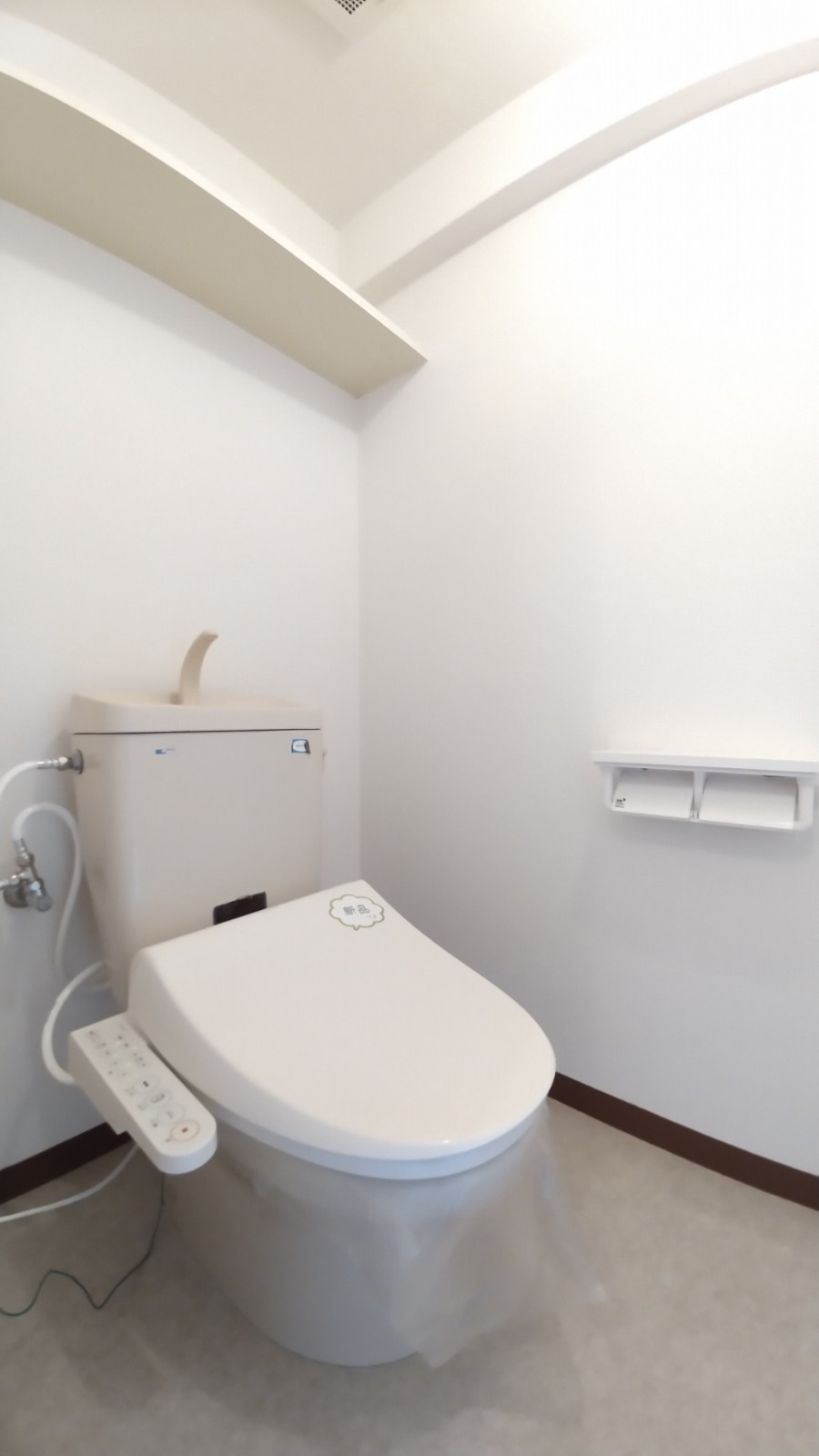 トイレ　もちろんシャワートイレ 上部棚付き