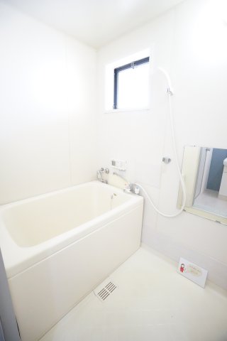 バス・シャワールーム　※同物件、同タイプ、間取り反転のお部屋です