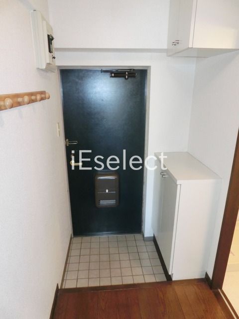 玄関　玄関には高さのあるシューズボックスがありあｍす