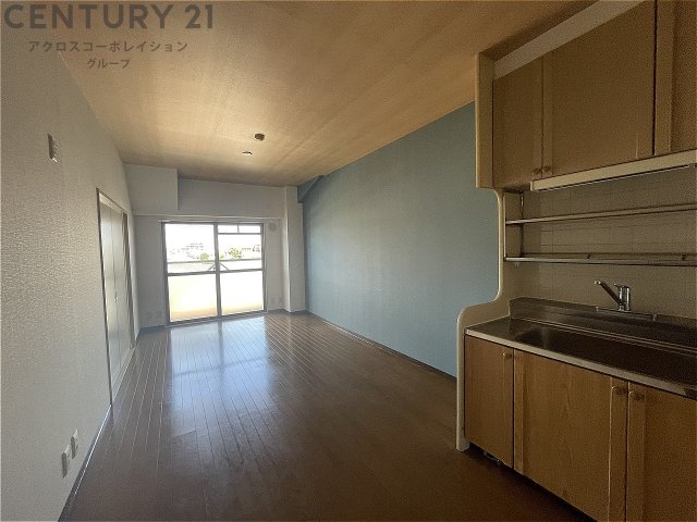 居室・リビング　壁付けキッチンで、スペースを有効活用できます◎