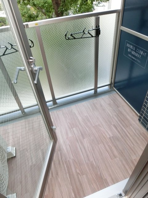 バルコニー　同物件別号室の写真です。