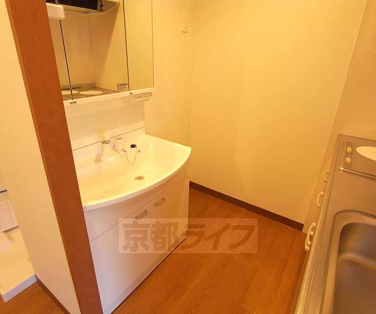 洗面設備　大きい独立洗面台です。