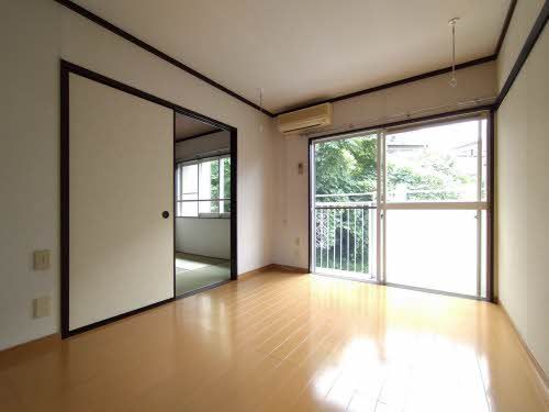 居室・リビング　南向きの洋室