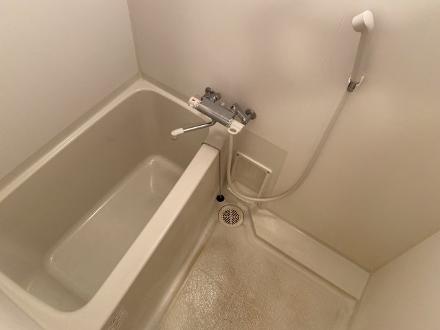 バス・シャワールーム　シンプルな浴室