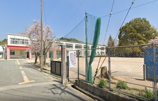 小学校　福知山市立六人部小学校（小学校）まで583m