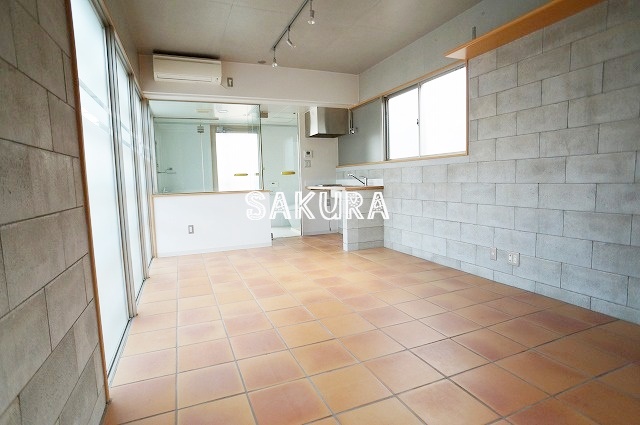 居室・リビング　こちらのリビングで趣味の時間をお楽しみください♪