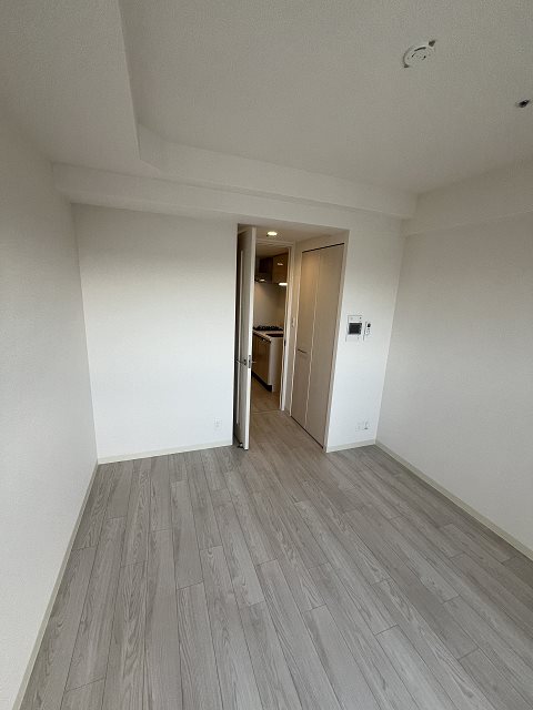 その他部屋・スペース　落ち着いた色調の寝室です