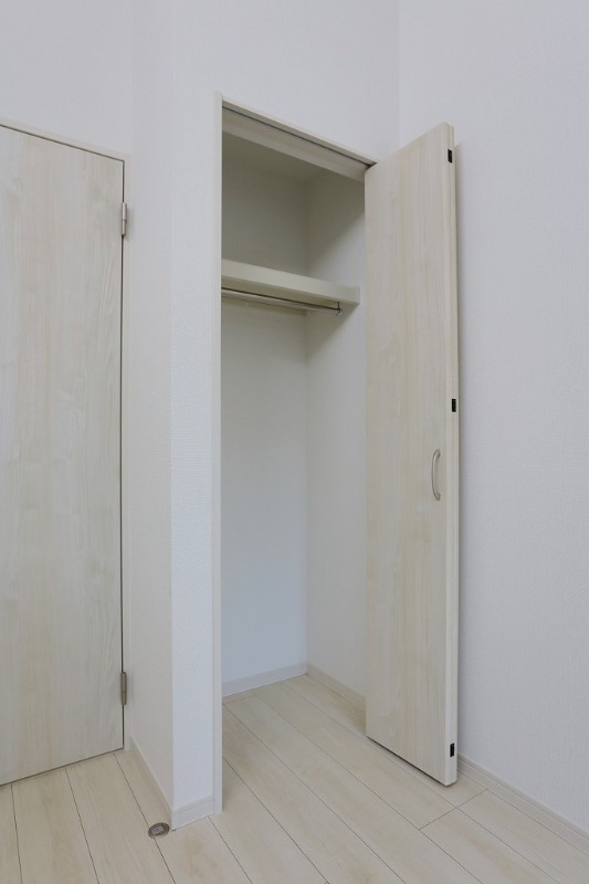 収納　クローゼットには天板や吊下げポール付です