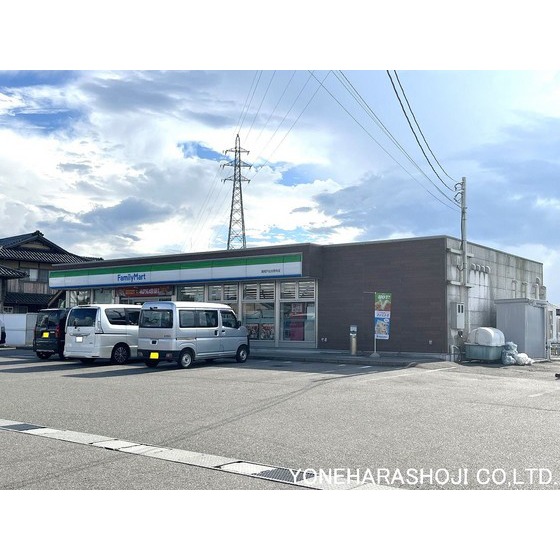 コンビニ　ファミリーマート高岡戸出光明寺店（コンビニ）まで939m