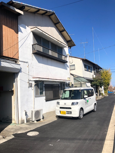 駐車場　物件に寄せて通行の妨げにならないように駐車