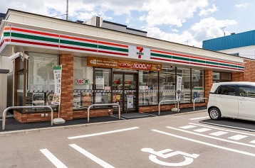 コンビニ　セブンイレブン札幌月寒東1条6丁目店（コンビニ）まで136m