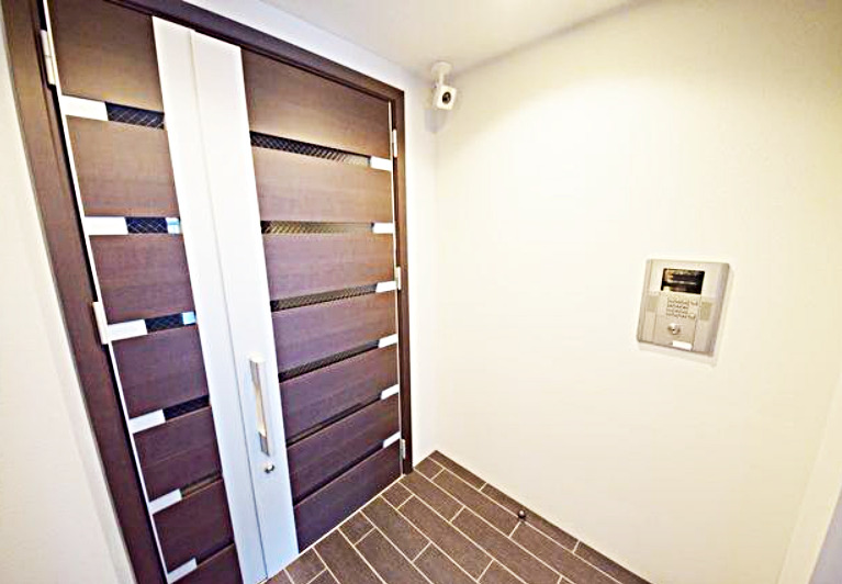 エントランス　【シンプルモダンなデザインの高級賃貸マンション♪】オススメ！