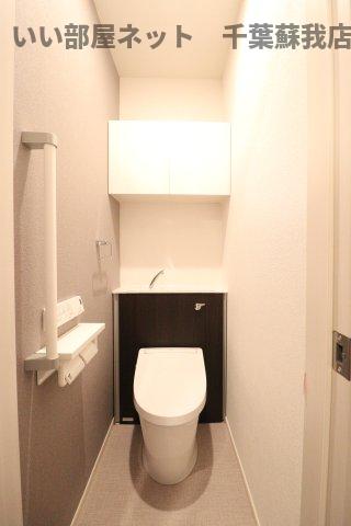 トイレ　落ち着いた色調のトイレです