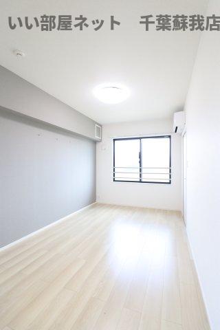 その他部屋・スペース　落ち着いた色調の寝室です