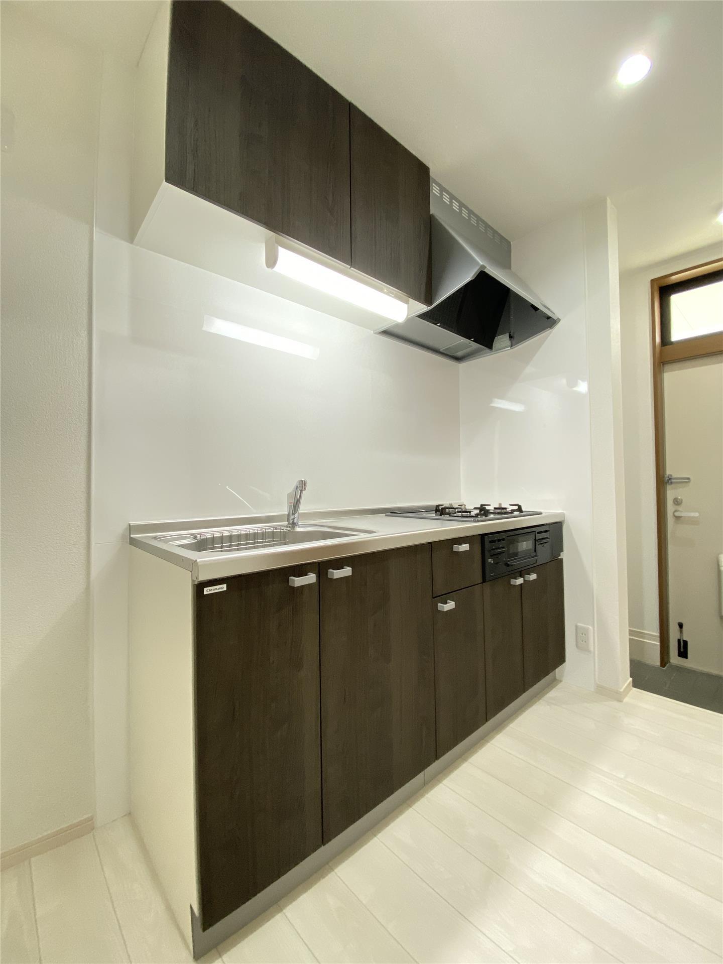 キッチン　３口ガスコンロ、グリル付き。