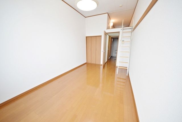 居室・リビング　リフト付きの天井の高いお部屋♪