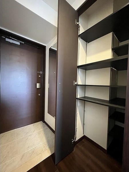 玄関　※奇数階はダークブラウンの建具となります※