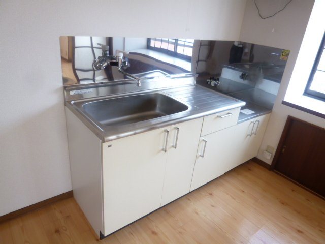 キッチン　同建物201号室の写真です。