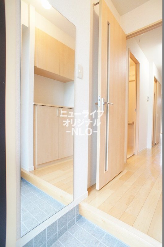 その他設備　玄関には姿見を付いているのでお出かけ前に便利です☆