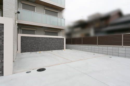 建物外観　敷地内駐車場