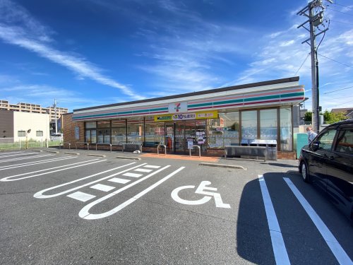 コンビニ　セブンイレブン鈴鹿旭が丘店（コンビニ）まで488m