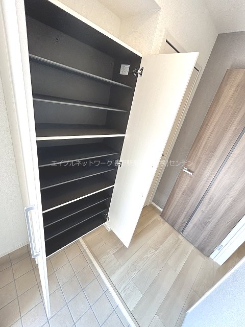 玄関　※写真は別部屋のものです。（参考）