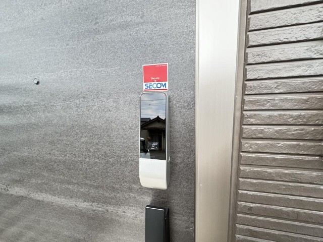 玄関　同物件別部屋の写真転用