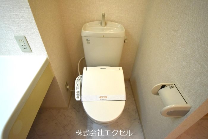 トイレ　温水洗浄便座です。