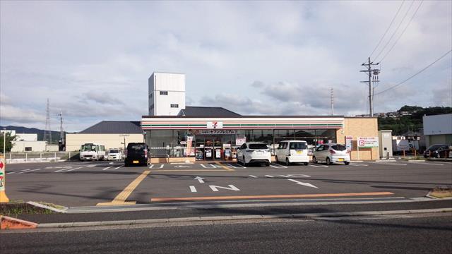 コンビニ　セブンイレブン（コンビニ）まで525m