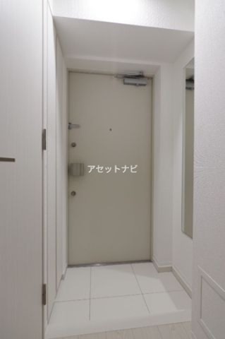 玄関　※別タイプの参考画像になります。