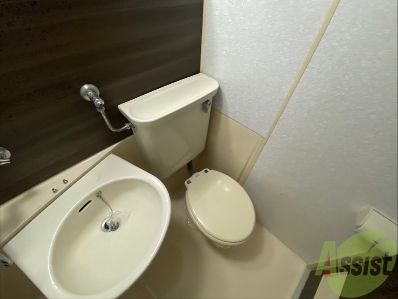 トイレ　ユニットバス内のトイレです。一人暮らしなら十分ですね。