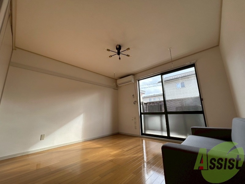 居室・リビング　大きめの窓から日差しがたっぷり入る明るいお部屋です。