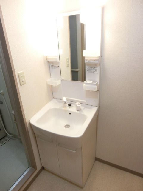 洗面設備　独立した洗面台で使い勝手が良いです。