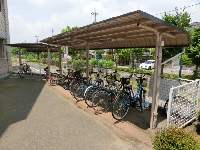 その他共有部分　屋根付きの駐輪場です。